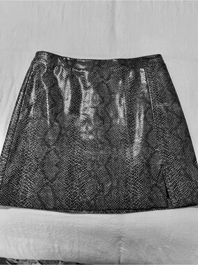 BCBGMaxAzria Metallic snake print Black/ gray Mini Skirt sz 6